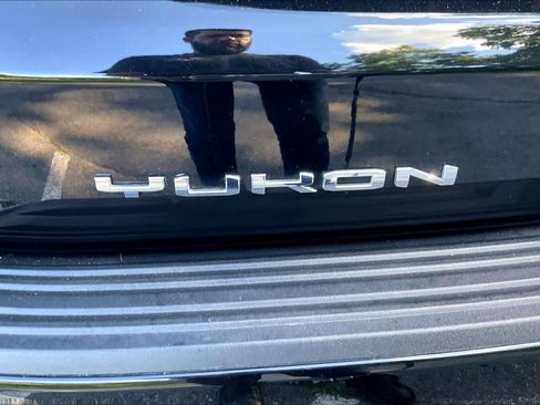 Used 2024 GMC Yukon Denali w/ Advanced Technology Package AWD/4WD image 9