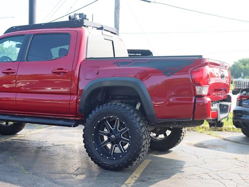 Used 2017 Toyota Tacoma TRD Off-Road AWD/4WD image 14