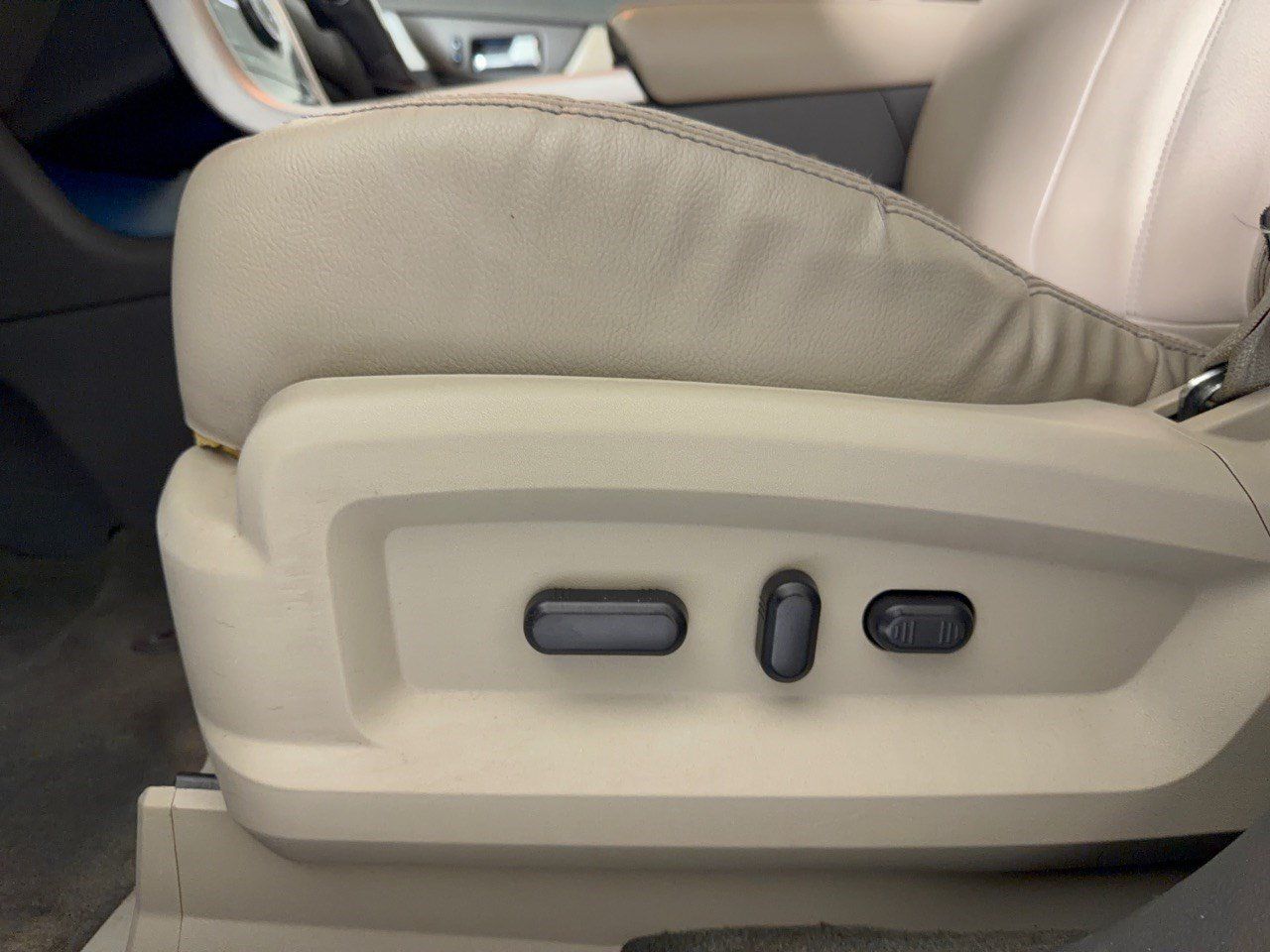 Used 2013 Ford Edge Limited FWD image 16