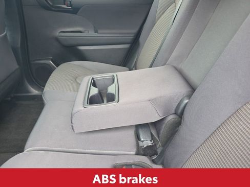 Used 2024 Toyota Highlander LE image 19