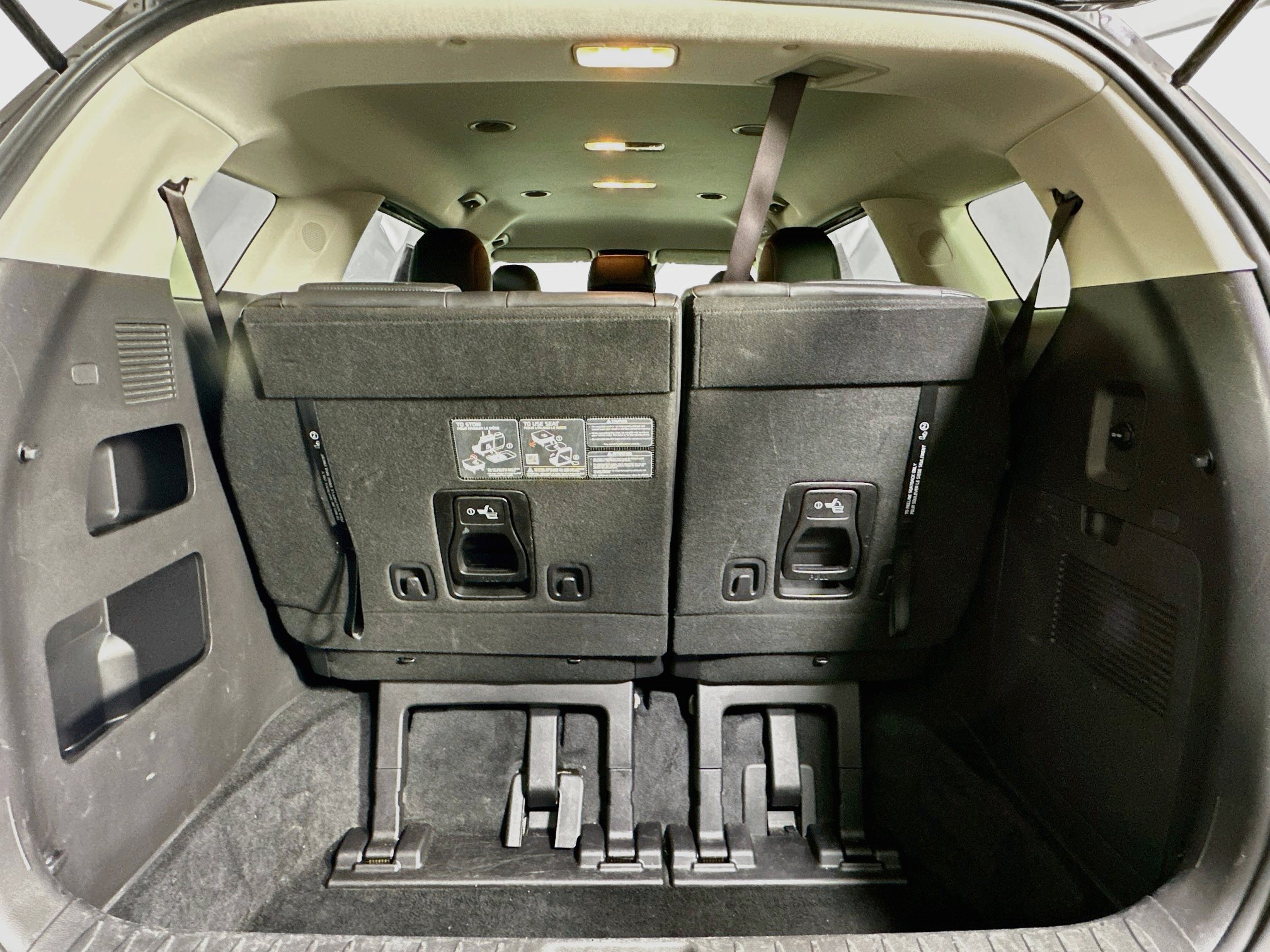 Used 2025 Kia Carnival FWD image 31
