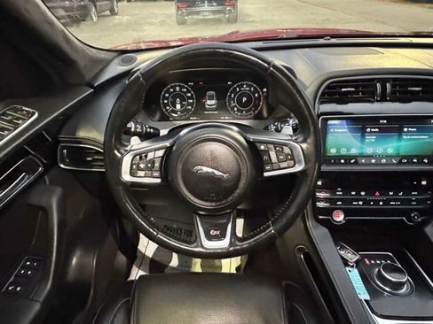 Used 2019 Jaguar F-PACE S image 19