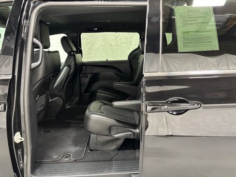Used 2025 Chrysler Pacifica Select FWD image 37