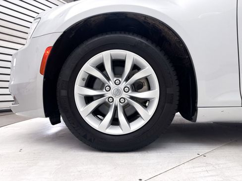 Used 2023 Chrysler 300 Touring RWD image 12