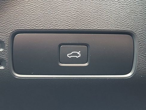 Used 2023 Volvo XC40 Recharge Ultimate image 21