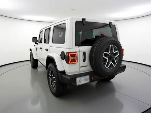 Used 2025 Jeep Wrangler Sahara image 5