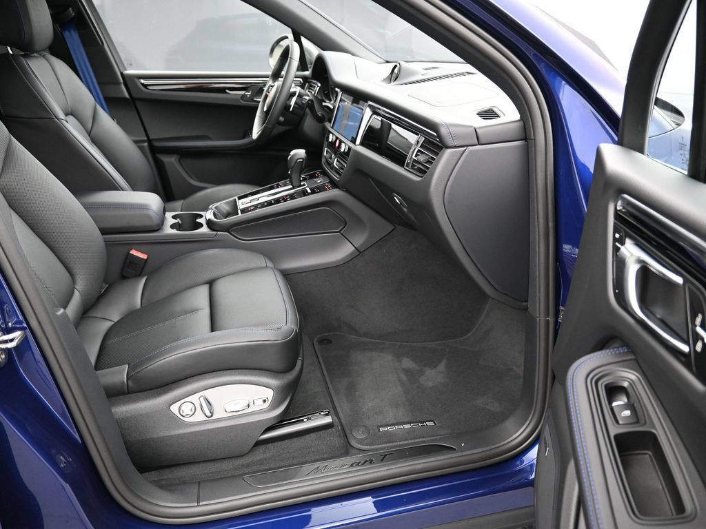 Certified 2025 Porsche Macan AWD/4WD image 27