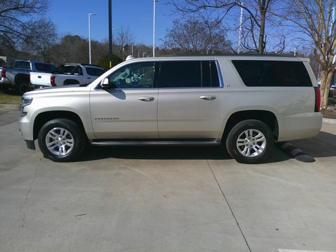 Used 2017 Chevrolet Suburban LT image 8