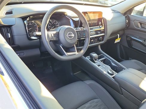 New 2025 Nissan Pathfinder SV w/ Black Appearance Package image 4