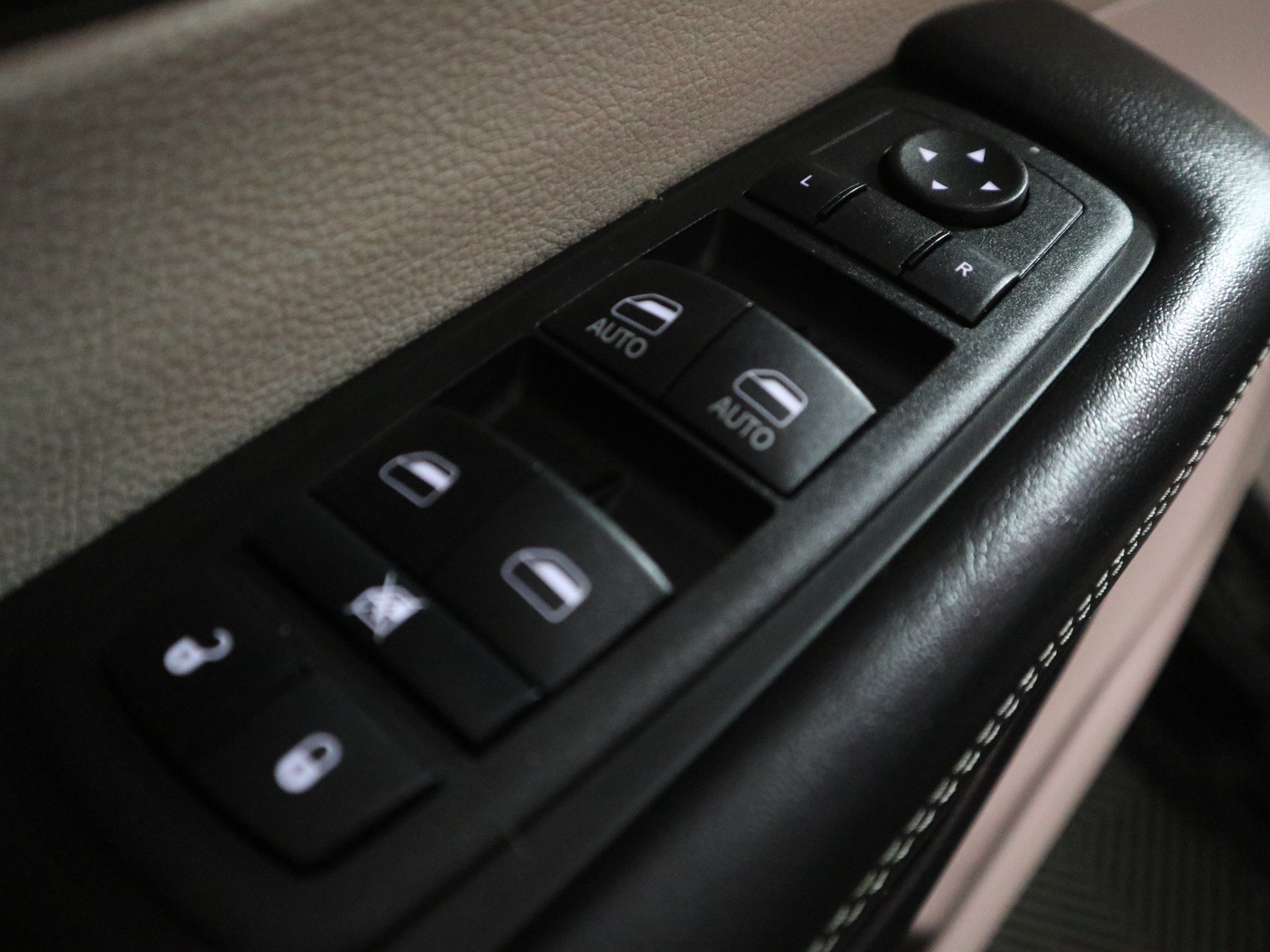 Used 2024 Chrysler Pacifica Touring-L FWD image 35