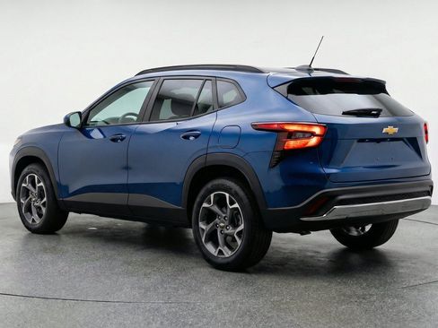 Used 2025 Chevrolet Trax LT FWD image 6