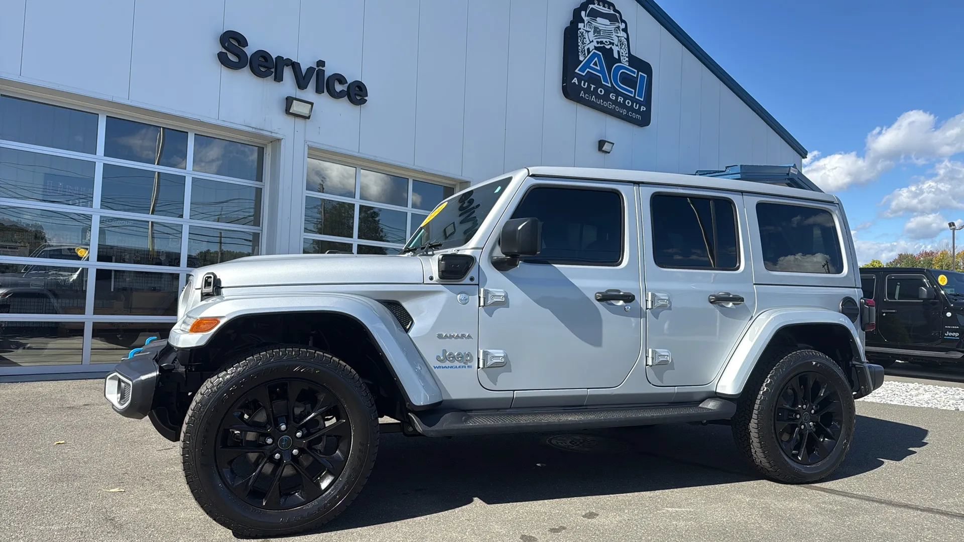 Used 2024 Jeep Wrangler Unlimited Sahara w/ Technology Group AWD/4WD image 1