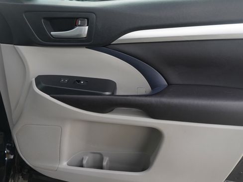 Used 2017 Toyota Highlander XLE image 9