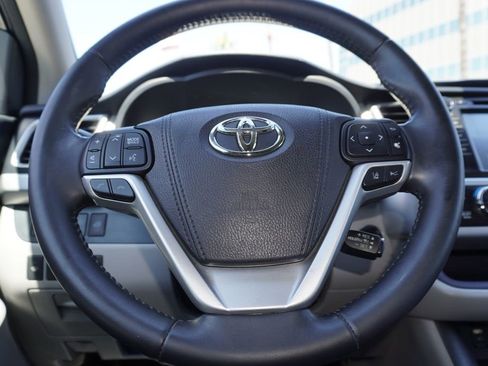 Used 2018 Toyota Highlander XLE FWD image 23