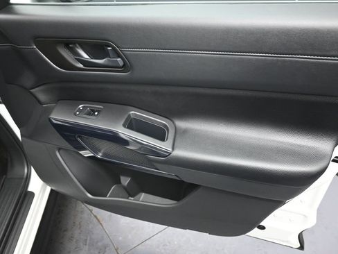 Used 2025 Nissan Pathfinder SV image 35