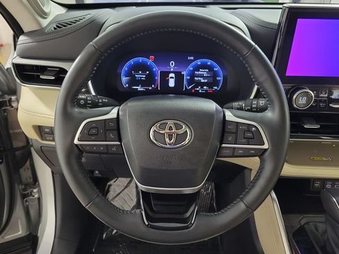 Used 2023 Toyota Highlander Platinum FWD image 27