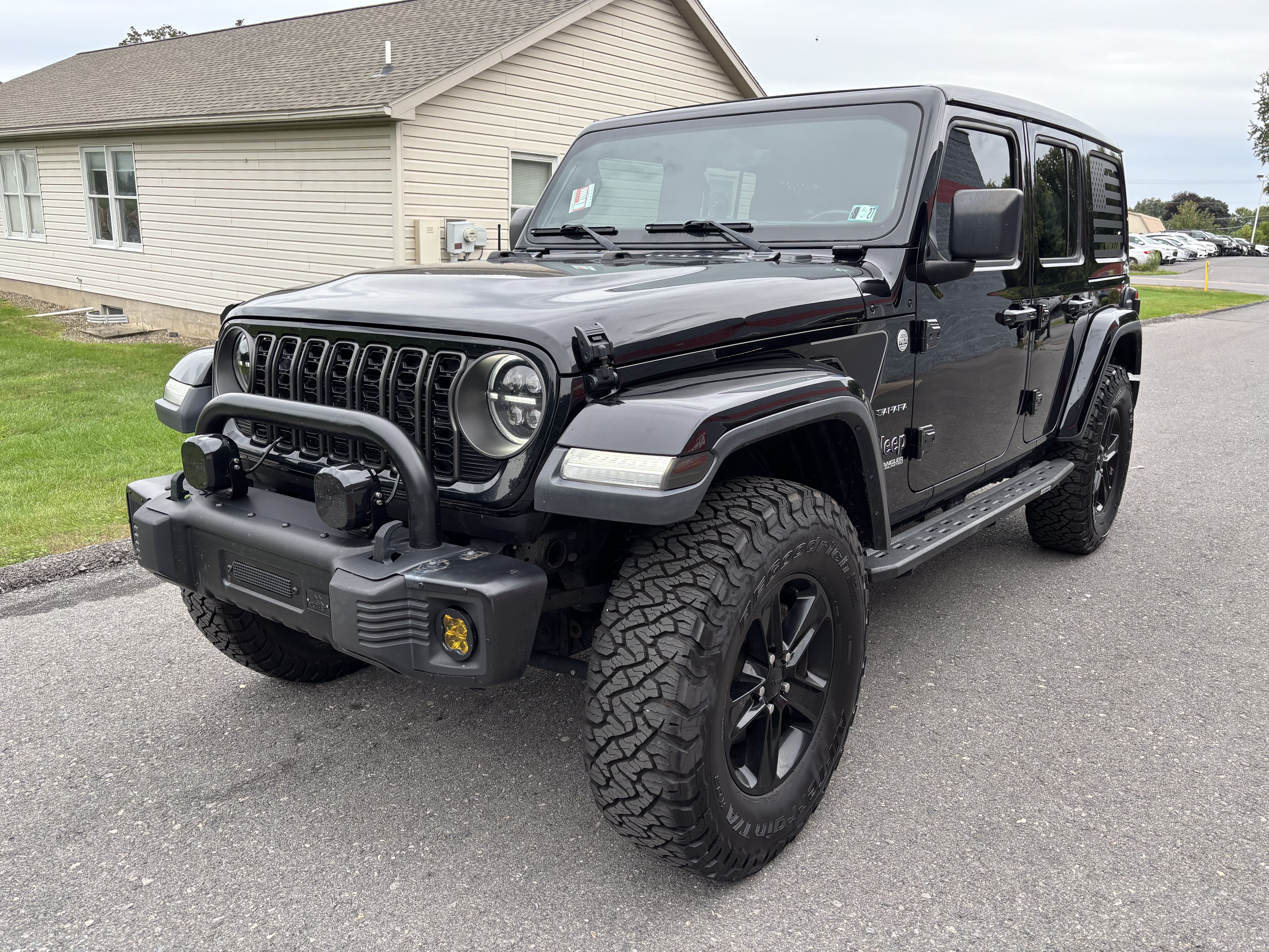 Used 2018 Jeep Wrangler Unlimited Sahara AWD/4WD image 8