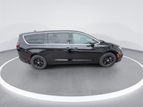 Used 2024 Chrysler Pacifica Touring-L image 9
