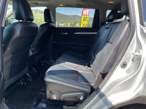 Used 2019 Toyota Highlander XLE FWD image 22