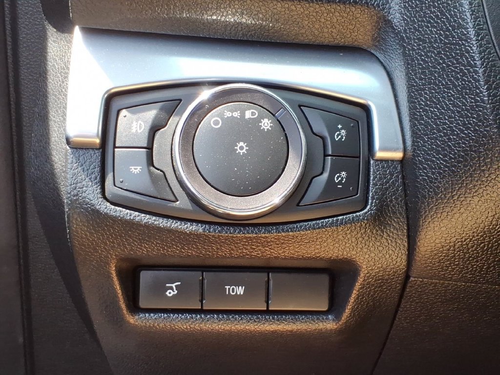 Used 2019 Ford Explorer Limited w/ Limited Luxury Package AWD/4WD image 19