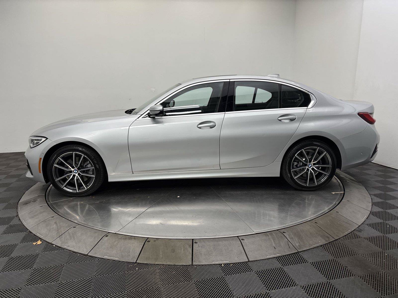 Used 2019 BMW 330i xDrive Sedan w/ Convenience Package AWD/4WD image 16