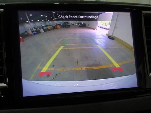 Used 2024 Chrysler Pacifica Touring-L image 8