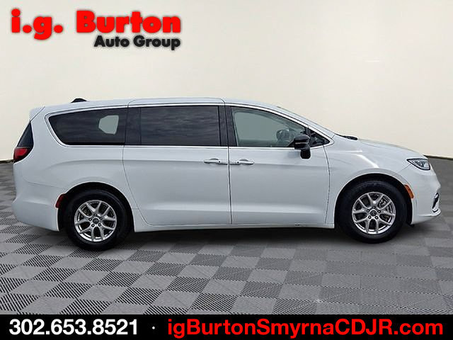Used 2024 Chrysler Pacifica Touring-L FWD image 7