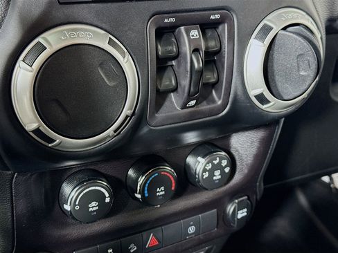 Used 2018 Jeep Wrangler Unlimited Sahara w/ Connectivity Group image 11