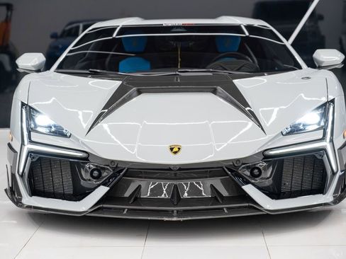 Used 2025 Lamborghini Revuelto image 2