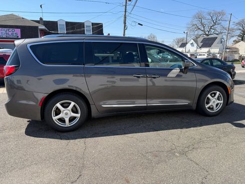 Used 2017 Chrysler Pacifica Touring-L Plus FWD image 17