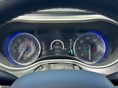Used 2021 Chrysler Pacifica Touring w/ S Appearance Package FWD image 34