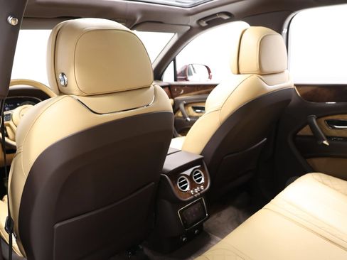 Used 2018 Bentley Bentayga AWD/4WD image 60
