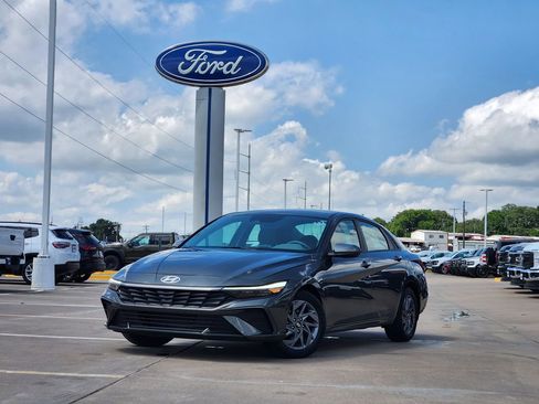 Used 2024 Hyundai Elantra SEL FWD image 3