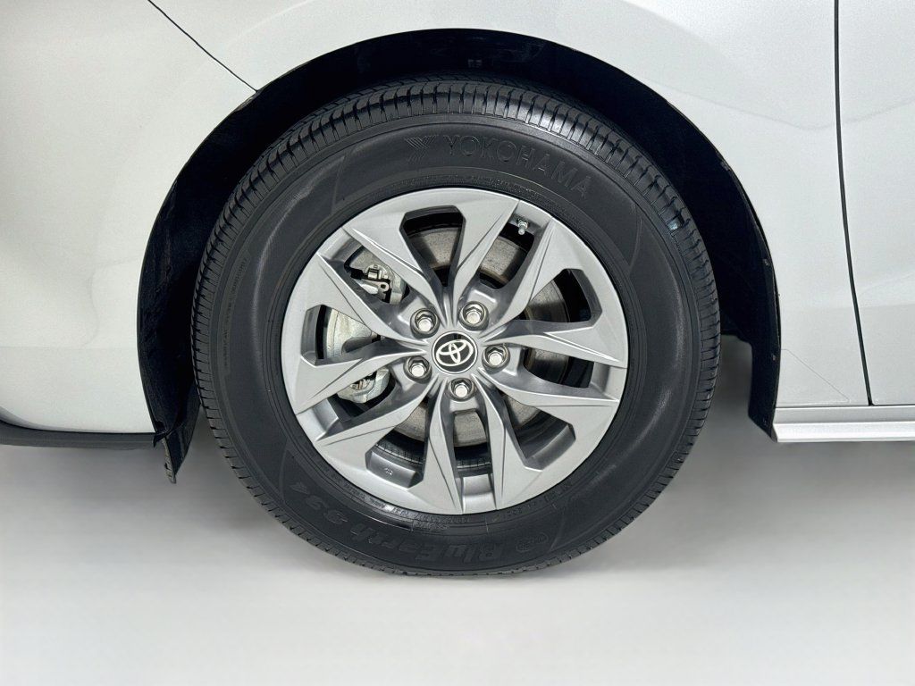 Used 2022 Toyota Sienna XLE FWD image 33
