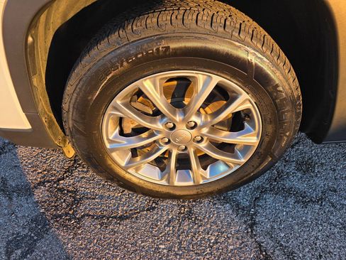 Used 2020 Jeep Cherokee Latitude Plus w/ Cold Weather Group image 10