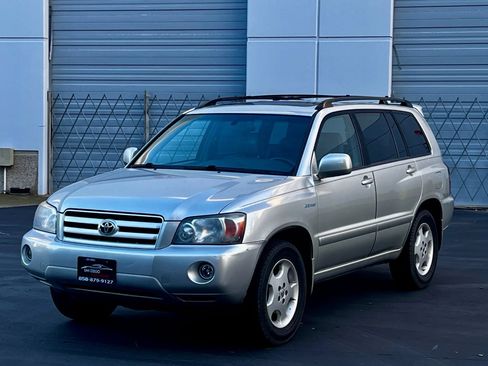 Used 2005 Toyota Highlander 2WD V6 w/ 3rd Row image 3