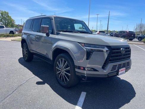 Used 2024 Lexus GX 550 w/ Accessory Package (2T) AWD/4WD image 2