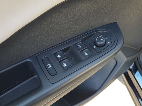 Certified 2025 Volkswagen Taos SE image 18