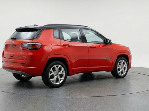 Used 2025 Jeep Compass Latitude AWD/4WD image 9
