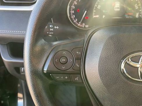 Used 2025 Toyota RAV4 XLE AWD/4WD image 9