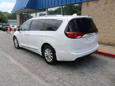 Used 2019 Chrysler Pacifica Touring-L FWD image 4
