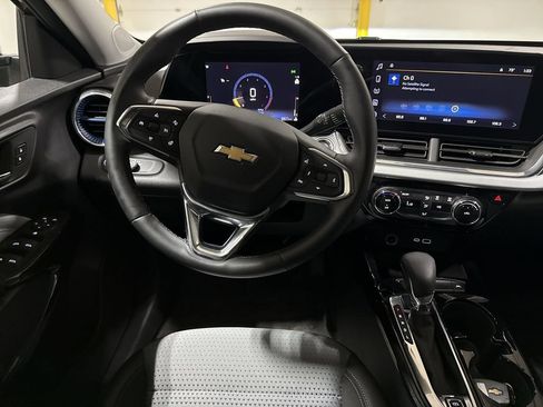 Used 2025 Chevrolet Trax LT FWD image 11