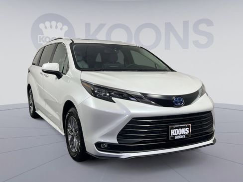 Used 2025 Toyota Sienna XLE image 10