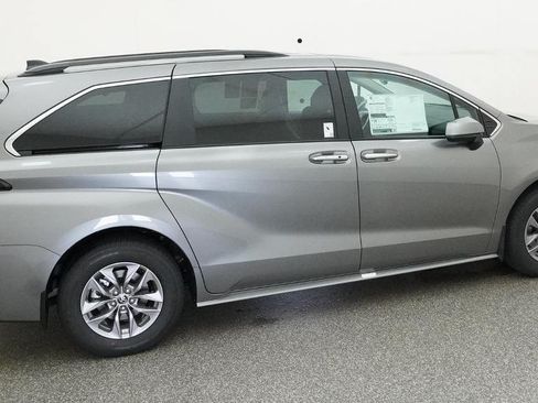 New 2026 Toyota Sienna XLE FWD image 16