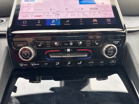 Used 2022 Jeep Grand Cherokee Overland AWD/4WD image 19