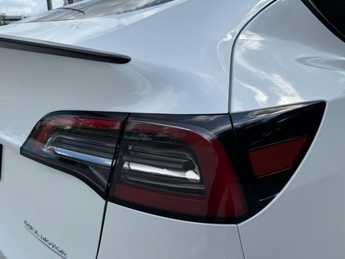Used 2022 Tesla Model Y Performance AWD/4WD image 11