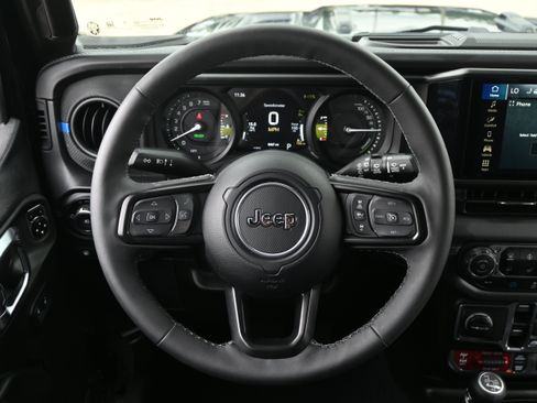 Used 2025 Jeep Wrangler Unlimited Rubicon 4xe w/ Safety Group AWD/4WD image 17