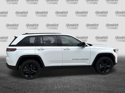 Used 2024 Jeep Grand Cherokee Altitude AWD/4WD image 10
