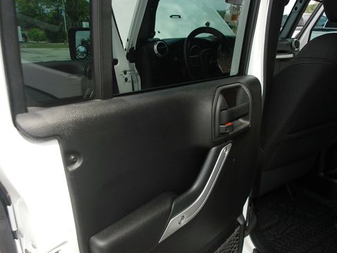Used 2015 Jeep Wrangler Unlimited Rubicon w/ Connectivity Group AWD/4WD image 27