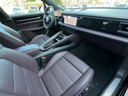 Used 2025 Porsche Macan 4 Electric image 33